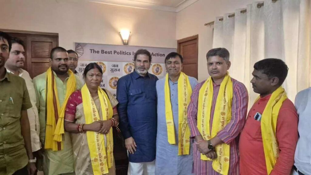 Bihar Assembly Election 2025: Pk Jasupa Deals Major Blow to Ham, Leaders Defect to Prashant Kishor | PK's big game before the election, a strong shock to Manjhi, dozens of leaders left 'Hum' ... News Track in Hindi