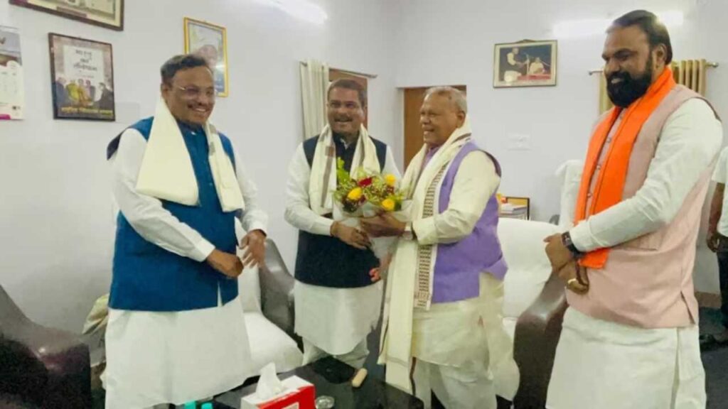 Bihar Election 2025: NDA Seat Sharing Talks With Jitan Ram Manjhi and Dharmendra Pradhan | Big stir in NDA! Suddenly Dharmendra Pradhan reached Manjhi's house, big planning on seat sharing. News Track in Hindi