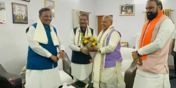 Bihar Election 2025: NDA Seat Sharing Talks With Jitan Ram Manjhi and Dharmendra Pradhan | Big stir in NDA! Suddenly Dharmendra Pradhan reached Manjhi's house, big planning on seat sharing. News Track in Hindi