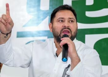 Bihar Election 2025 Tejashwi Yadav Slams PM Modi Over Gujarat vs Bihar Development | Bihar Election 2025: 'Bullet train in Gujarat, vote in Bihar...' Tejashwi Yadav lashed out at PM Modi! , News Track in Hindi