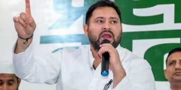 Bihar Election 2025 Tejashwi Yadav Slams PM Modi Over Gujarat vs Bihar Development | Bihar Election 2025: 'Bullet train in Gujarat, vote in Bihar...' Tejashwi Yadav lashed out at PM Modi! , News Track in Hindi