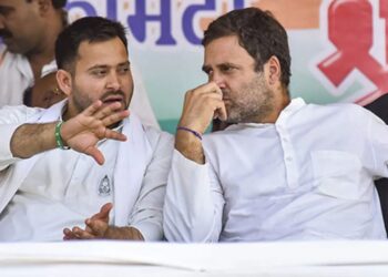 Bihar Elections 2025: Rahul Gandhi and Tejashwi Yadav Muzaffarpur Rally | Bihar Election 2025: Rahul-Tejashwi's 'Halla Bol', said in Muzaffarpur rally: Nitish's remote is in the hands of BJP, Modi does drama... News Track in Hindi
