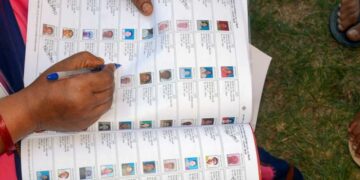 Bihar Voter List 2025: India Block Flags 70 Lakh Discrepancies Ahead of Elections | Before the election, the battle broke out on the voter list in Bihar, the big bag in 70 lakh voters, India Bloc surrounded EC. News Track in Hindi