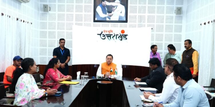 CM Dhami Transfers Eleven and a Half Crore Rupees to Workers Welfare via DBT. CM Dhami transferred ₹11.5 crore through DBT for the welfare of workers. News Track in Hindi