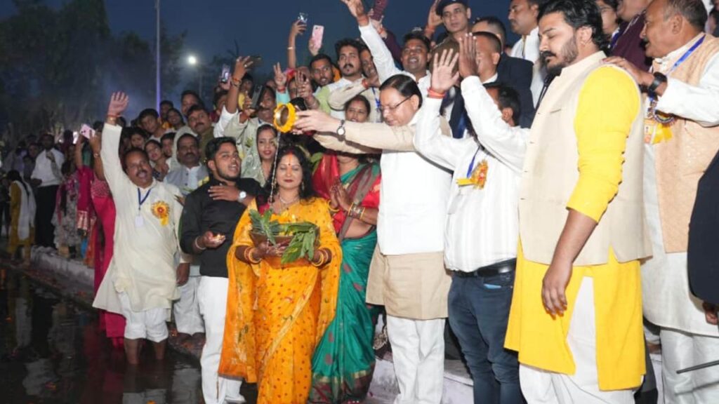 CM Dhami offers arghya at Chhath Puja in Khatima, hails Sanatan culture. Uttarakhand: Chief Minister Dhami offered Arghya on Surya Shashthi Mahotsav in Khatima. News Track in Hindi
