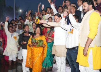 CM Dhami offers arghya at Chhath Puja in Khatima, hails Sanatan culture. Uttarakhand: Chief Minister Dhami offered Arghya on Surya Shashthi Mahotsav in Khatima. News Track in Hindi