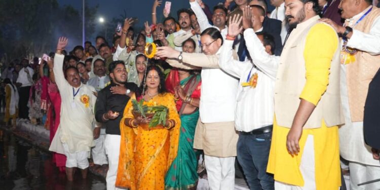 CM Dhami offers arghya at Chhath Puja in Khatima, hails Sanatan culture. Uttarakhand: Chief Minister Dhami offered Arghya on Surya Shashthi Mahotsav in Khatima. News Track in Hindi