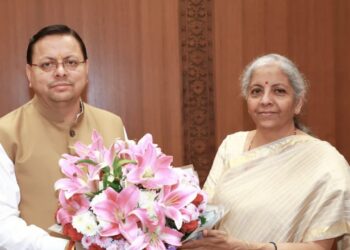 CM Pushkar Singh Dhami meets Finance Minister Nirmala Sitharaman discusses key projects for state. Chief Minister Pushkar Singh Dhami discussed the development of Uttarakhand with Finance Minister Nirmala Sitharaman. News Track in Hindi