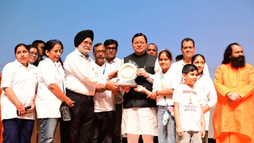 CM Pushkar Singh Dhami's Commented Move | Honoring works who helped during the disaster | , Uttarakhand News: CM Pushkar Singh Dhami's commendable step, honored workers who cooperate in disaster. News Track in Hindi