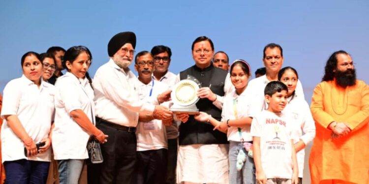 CM Pushkar Singh Dhami's Commented Move | Honoring works who helped during the disaster | , Uttarakhand News: CM Pushkar Singh Dhami's commendable step, honored workers who cooperate in disaster. News Track in Hindi
