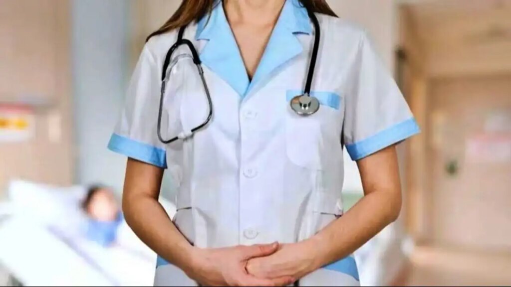 “Came to get my daughter treated, returned with a slap”! Video of female doctor of civil hospital went viral, people said – what kind of service is this?