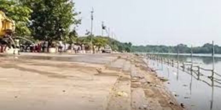 Chhattisgarh Chhath Festival 2025: Bilaspur Ghat Asia's Largest Celebration | Chhath festival celebrated in Chhattisgarh, Asia's largest ghat in Bilaspur. News Track in Hindi