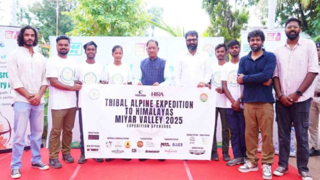Chhattisgarh Youth Create History at Duhangan Valley Expedition, Honored by CM Vishnu deo Sai | Youth of Chhattisgarh created history, hoisted the flag of success on 'Duhangan Valley', CM honored. News Track in Hindi