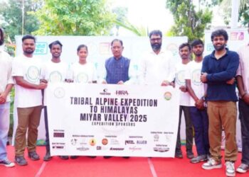 Chhattisgarh Youth Create History at Duhangan Valley Expedition, Honored by CM Vishnu deo Sai | Youth of Chhattisgarh created history, hoisted the flag of success on 'Duhangan Valley', CM honored. News Track in Hindi