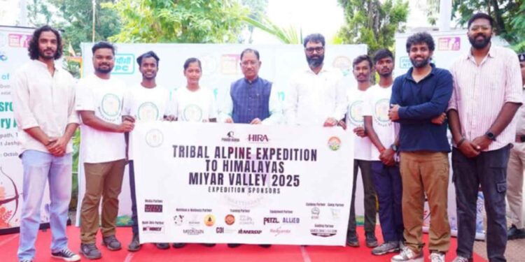Chhattisgarh Youth Create History at Duhangan Valley Expedition, Honored by CM Vishnu deo Sai | Youth of Chhattisgarh created history, hoisted the flag of success on 'Duhangan Valley', CM honored. News Track in Hindi