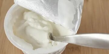 सेहत का खजाना है दही, लेकिन गलत वक्त पर खाने से बन सकता है बीमारी की वजह