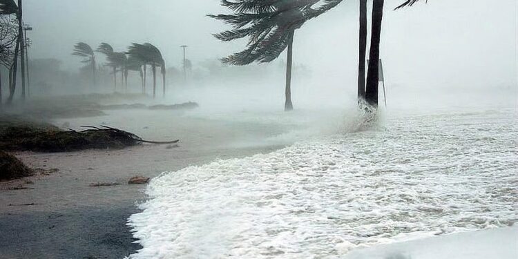 Cyclonic Storm Alert in India. IMD Issues Heavy Rain Warning, Know UP-Bihar Weather Update Today | 'Grand alert' of cyclonic storm in the country! Due to strong winds, will its impact reach UP-Bihar? IMD Update | News Track in Hindi