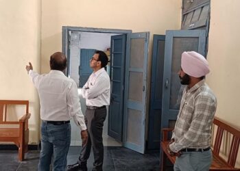 District Collector Dr. Khushal Yadav conducted surprise inspection of the offices of Water Resources Department.