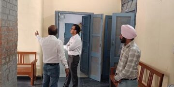 District Collector Dr. Khushal Yadav conducted surprise inspection of the offices of Water Resources Department.