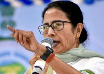 'Don't let girls go out at night', Mamata Banerjee gives shocking statement on Durgapur gangrape