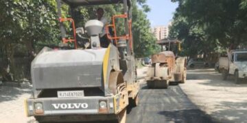 Dr. Gaurav Saini gave instructions to the officials of Municipal Corporation Greater for quality repairs, repair of 45 km roads was completed in mission mode.
