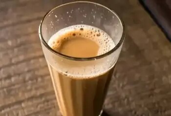 Drinking very hot tea can be costly, scientists said there is a risk of cancer