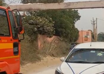 Due to the girders installed on the road, the fire brigade did not reach on time, Kadi burnt to ashes