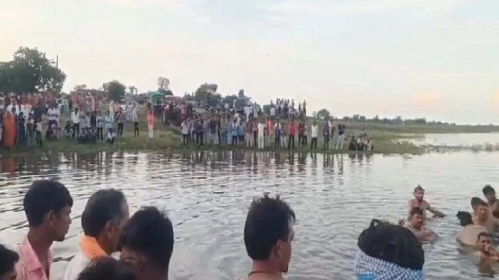 Dussehra celebrations turn to morning in khandwa; A Trolley Returning from Idol Immersion Falls INT | Dussehra's happiness changed in mourning in Khandwa! Trolley returning from idol immersion in the river. News Track in Hindi