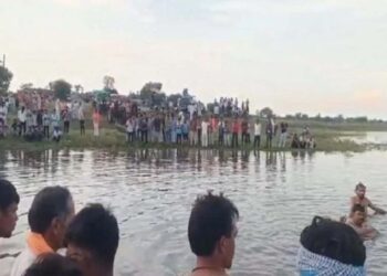 Dussehra celebrations turn to morning in khandwa; A Trolley Returning from Idol Immersion Falls INT | Dussehra's happiness changed in mourning in Khandwa! Trolley returning from idol immersion in the river. News Track in Hindi