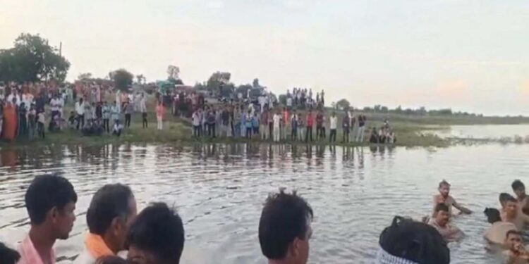 Dussehra celebrations turn to morning in khandwa; A Trolley Returning from Idol Immersion Falls INT | Dussehra's happiness changed in mourning in Khandwa! Trolley returning from idol immersion in the river. News Track in Hindi