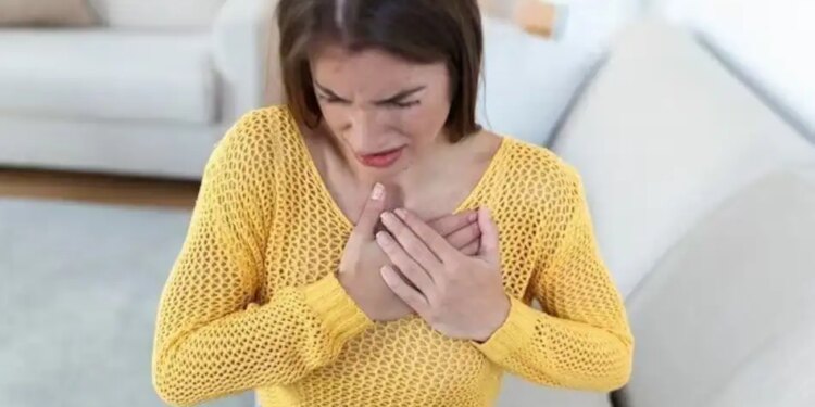 Emergency Guide:&nbsp;अकेले में दिल का दौरा आए तो क्या करें? फटाफट जान ले ये 10 टिप्स जो मुसीबत में बनेंगी आपका सहारा&nbsp;