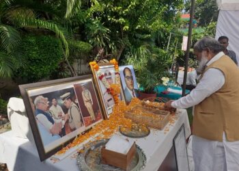 Energy Minister Anil Vij consoled the family of IPS Y Puran Kumar, said - I have come to join in the grief.