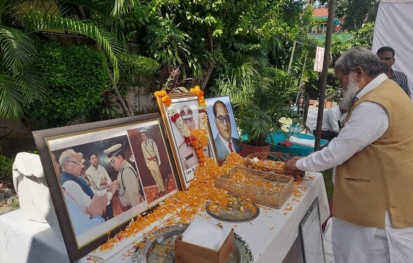 Energy Minister Anil Vij consoled the family of IPS Y Puran Kumar, said - I have come to join in the grief.