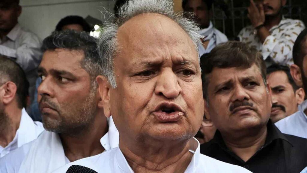 "Everything will become clear after Lalu talks with Tejashwi," Gehlot said after meeting RJD leaders. Everything will become clear after talks with Lalu-Tejashwi, Gehlot said after meeting RJD leaders. News Track in Hindi