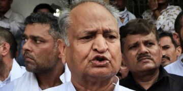 "Everything will become clear after Lalu talks with Tejashwi," Gehlot said after meeting RJD leaders. Everything will become clear after talks with Lalu-Tejashwi, Gehlot said after meeting RJD leaders. News Track in Hindi