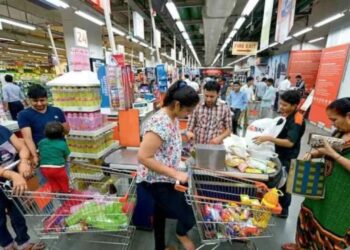GST 2.0 Reform Boosts Raipur Markets: Price Drop and Festival Shopping Excitement | Chhattisgarh: GST 2.0 reform brings vibrancy to Raipur markets, traders and customers excited. News Track in Hindi