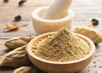 Get new life in your hair with Multani Mitti, along with cleaning the scalp, dandruff will also go away.