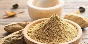 Get new life in your hair with Multani Mitti, along with cleaning the scalp, dandruff will also go away.