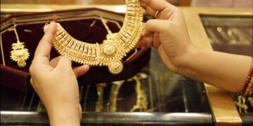Gold And Silver Price Today: Want to buy gold and silver on Dhanteras and Diwali? Know gold and silver price today in bullion market including zaveri bazar.