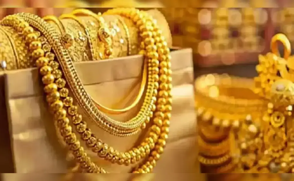 Gold-Silver Price : त्यौहारी सीजन के जाते ही औंधे मुंह गिरा दाम! गोल्ड में 12 तो 26 तक लुढ़के चांदी के भाव, जानिए कितना है ताजा रेट 