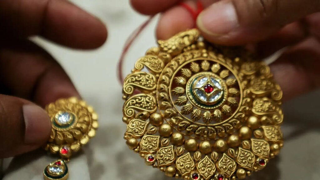 Gold-Silver Price : सप्ताह की पहले दिन सोने-चांदी के दामों में क्या हुआ बदलाव ? एक क्लिक में जाने 24K से 14K गोल्ड के दाम 