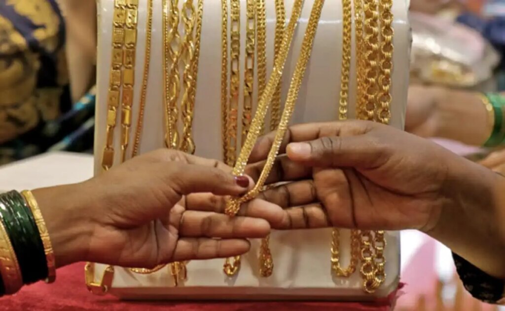 Gold & Silver Rate Today : जानिए सुबह-सुबह सोने-चांदी के भाव में क्या हुआ बदलाव, जाने 24K से 14K गोल्ड के दाम 