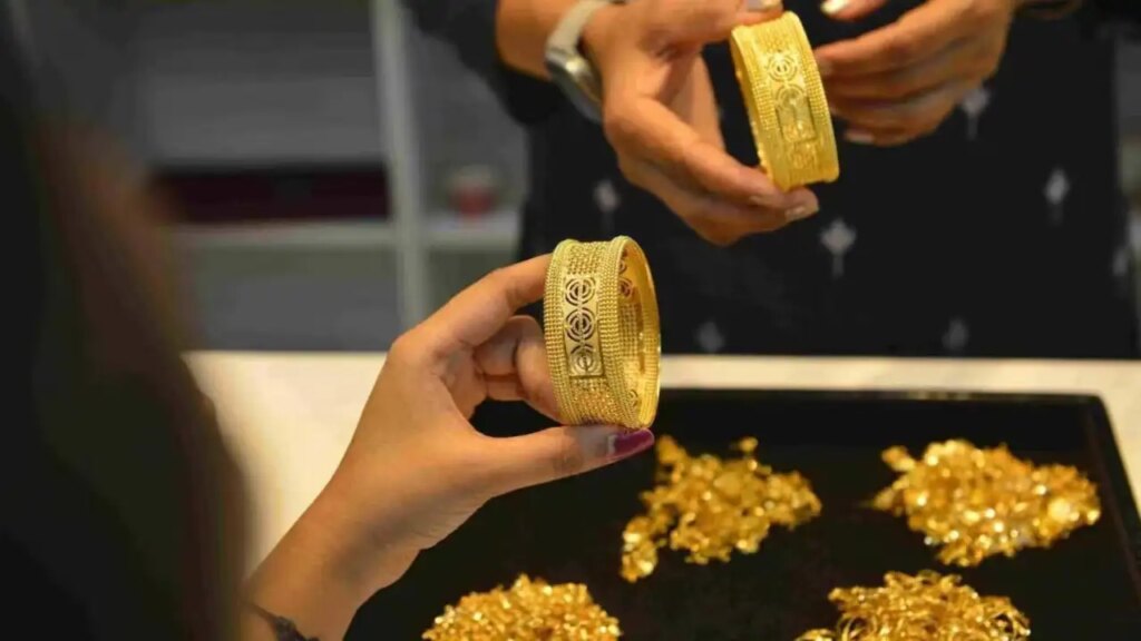 Gold Silver Rate Today : आज सुबह-सुबह सोने-चांदी के दामों में क्या हुआ बदलाव ? खरीदने से पहले यहाँ चेक करे ताजा भाव 