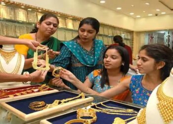सोना-चांदी खरीदने वालों के लिए खुशखबरी! आज फिर&nbsp;₹2,000 तक गिरे गोल्ड के दाम, चांदी में भी गिरावट, जानिए आज के ताजा रेट&nbsp;