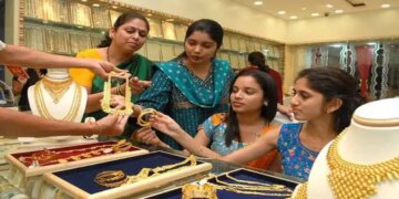 सोना-चांदी खरीदने वालों के लिए खुशखबरी! आज फिर&nbsp;₹2,000 तक गिरे गोल्ड के दाम, चांदी में भी गिरावट, जानिए आज के ताजा रेट&nbsp;