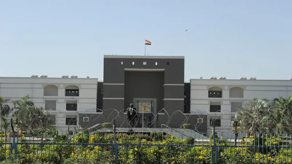 Gujarat High Court on Judges: 'A single adverse comment may be compulsory retirement', Gujarat High Court gave strict message to the judges, Gujarat High Court has said that even a single a single a single a single axerk is to compulsory a Judge