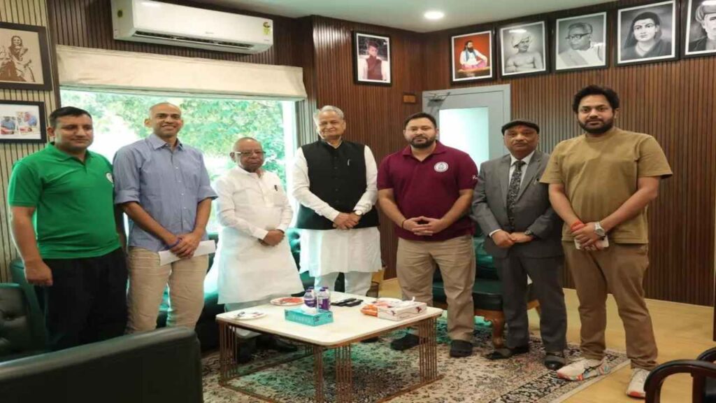 How Gehlot Entry Boosted Tejaswi Yadav: Congress Backs CM Face in Bihar Elections 2025 | How did Gehlot's entry brighten Tejashwi's fortunes? Why did Congress kneel down, understand the whole game. News Track in Hindi