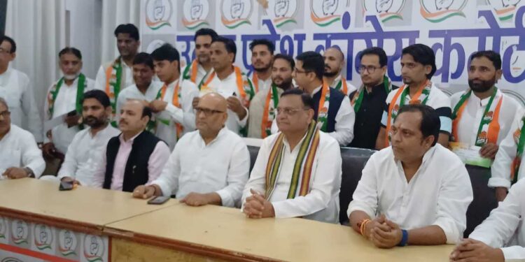 INC Congress | Rahul Gandhi AAP | RLD | BSP | SP | Congress Party UP Congress News | Joins INC | AAP's state vice president held hands, many RLD councilors joined Congress, Avinash Pandey-Ajay Rai... News Track in Hindi