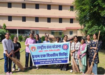 In NSS one day camp, girl students did Shramdaan, took pledge for cleanliness and single use plastic free society.