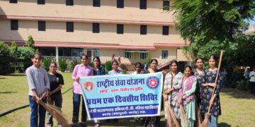In NSS one day camp, girl students did Shramdaan, took pledge for cleanliness and single use plastic free society.